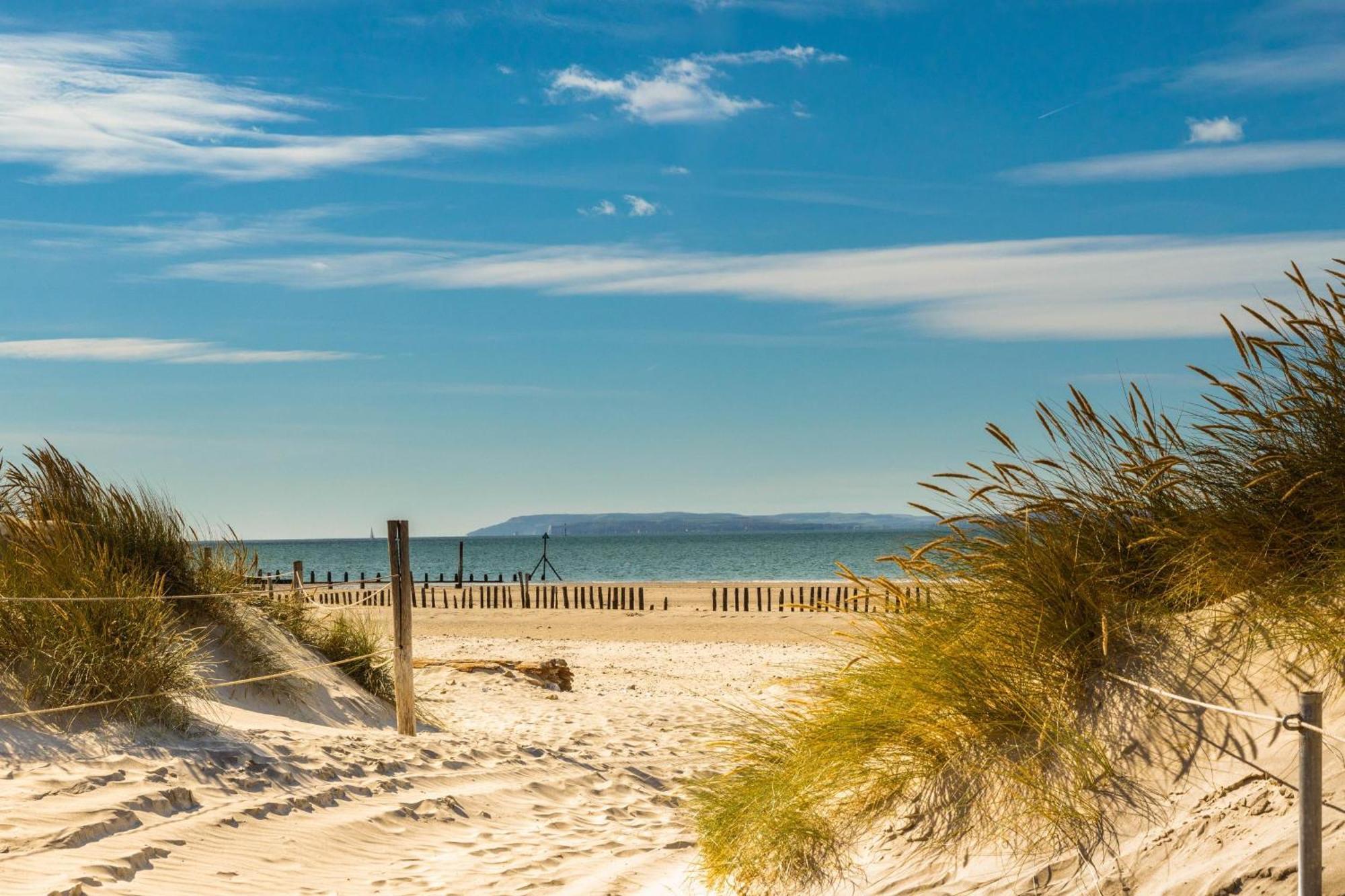 Spacious Home For 8 In Witterings - Walk To Beach East Wittering Eksteriør billede