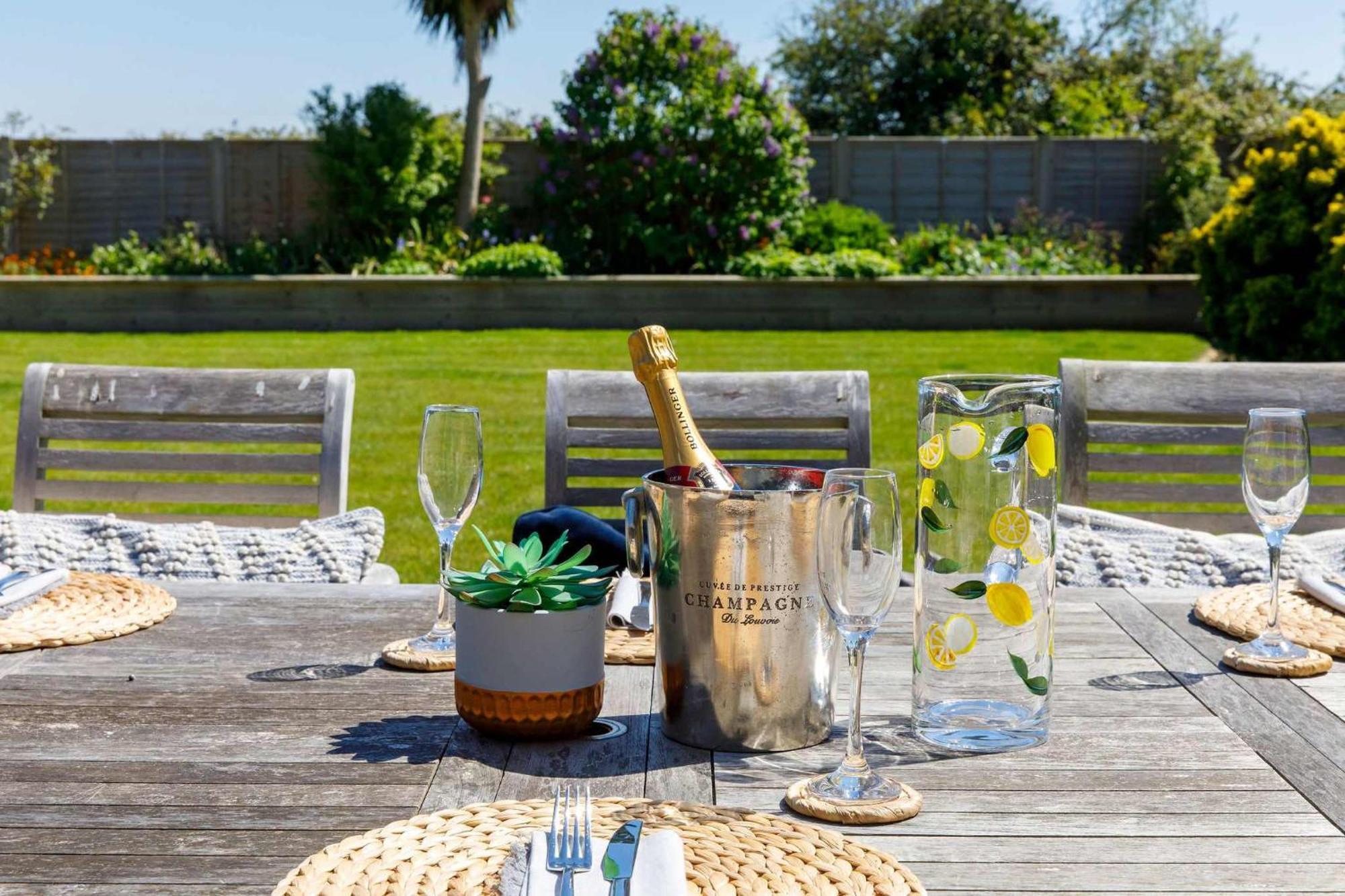 Spacious Home For 8 In Witterings - Walk To Beach East Wittering Eksteriør billede