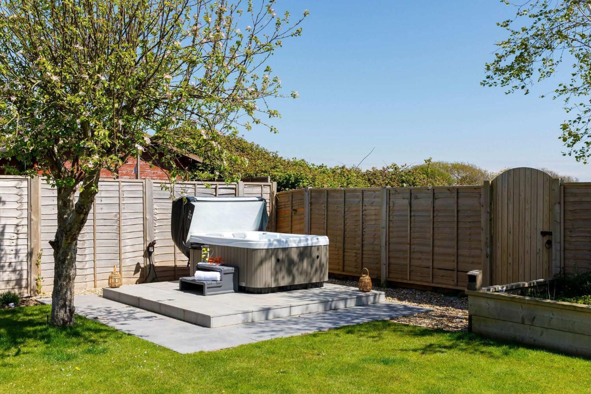 Spacious Home For 8 In Witterings - Walk To Beach East Wittering Eksteriør billede