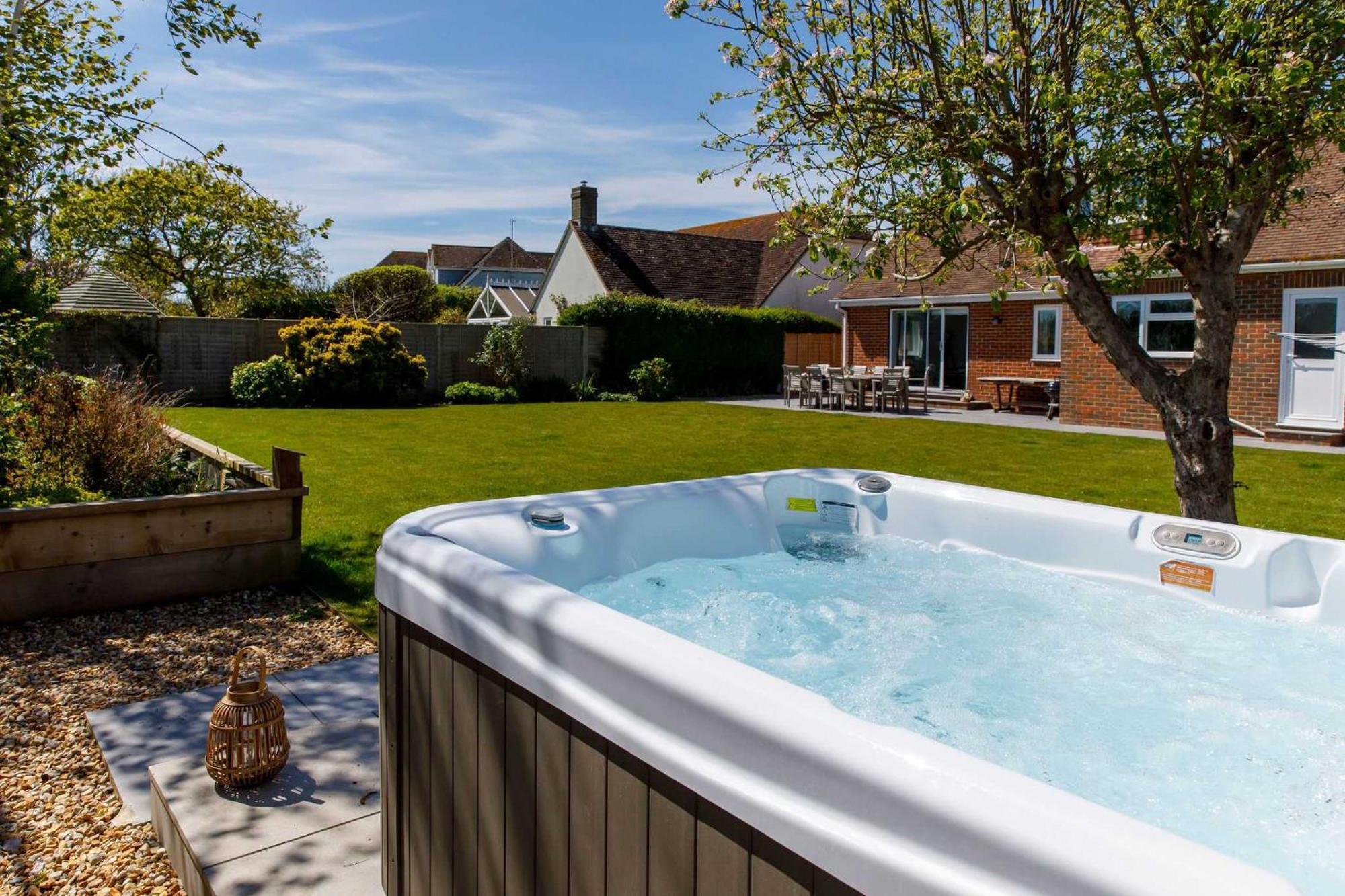 Spacious Home For 8 In Witterings - Walk To Beach East Wittering Eksteriør billede